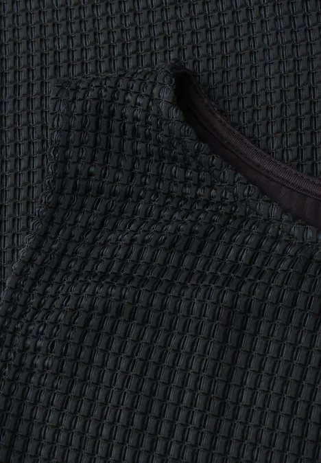 2-in-1 top van mesh met boothals deep bound green Close-up van donkergrijs gestructureerd gebreid textiel met ronde hals.