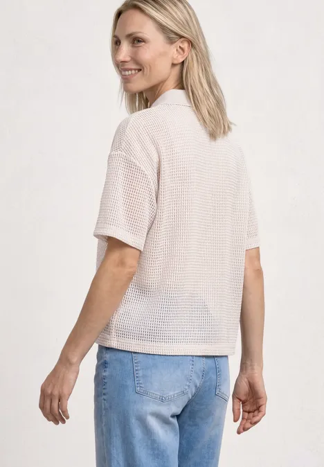 2-in-1 mesh poloshirt met korte mouwen clay sand Vrouw van achteren in wit netshirt en blauwe spijkerbroek.