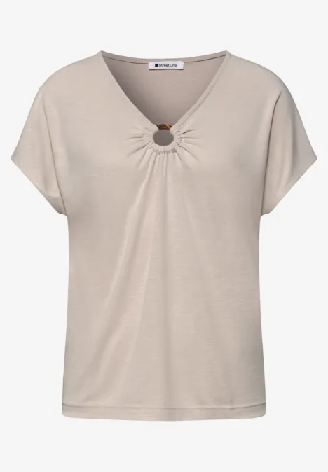 Shirt met decoratief detail clay sand Beige dames T-shirt met V-hals, korte mouwen en decoratieve ring bij de hals.