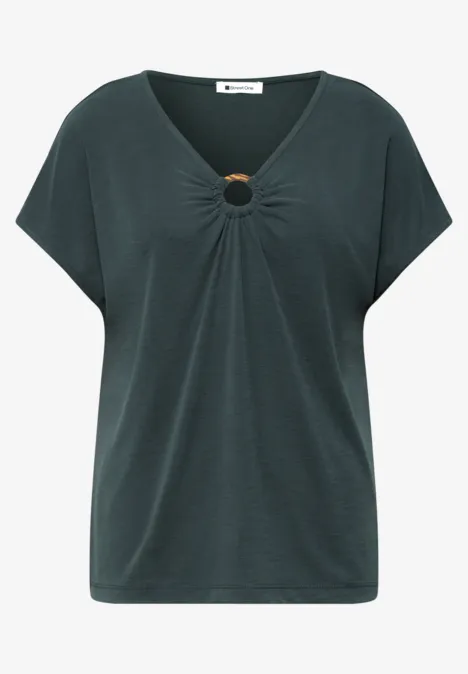 Shirt met decoratief detail deep bound green Dames T-shirt in donkergroen met losse pasvorm, V-hals en sierlijke metalen ring op de borst