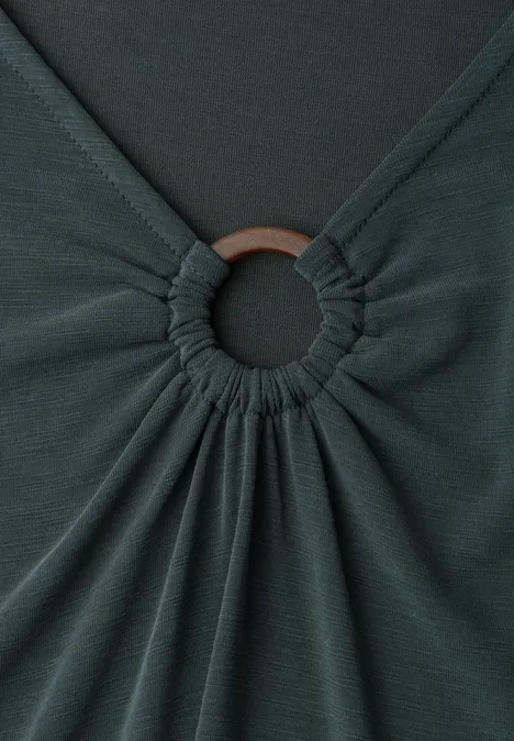 Shirt met decoratief detail deep bound green Donkergrijs kledingstuk met stof die rond een ring is gerimpeld.