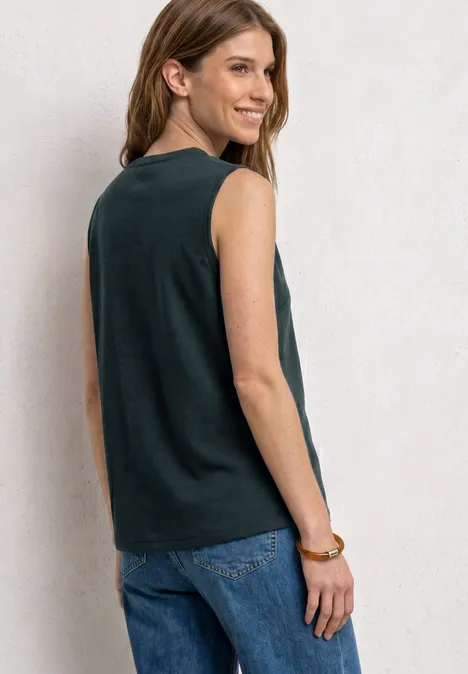 Weste aus Jersey mit Rundhals deep bound green Frau von hinten in dunkelgrünem ärmellosem Oberteil und blauen Jeans.