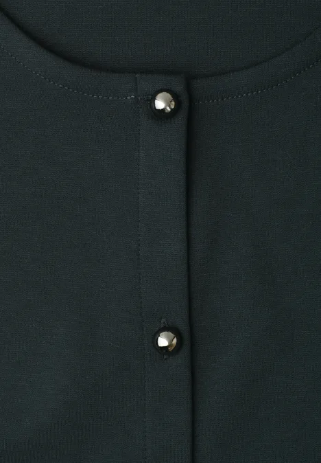 Weste aus Jersey mit Rundhals deep bound green Nahaufnahme eines dunkelgrünen Oberteils mit zwei glänzenden Perlenknöpfen