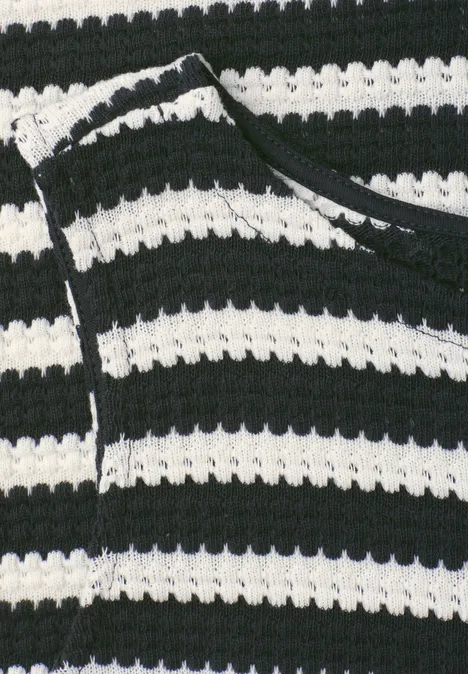 Haut en crochet à rayures horizontales noires et blanches