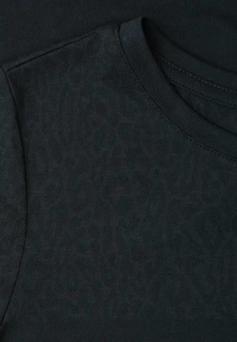 Zwart T-shirt met subtiel ton-sur-ton patroon en ronde hals.