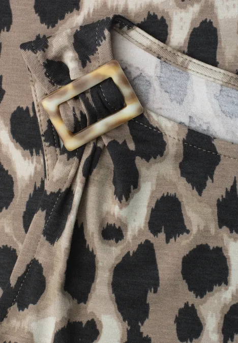 Close-up van een riem met gouden gesp en luipaardprint op stof.