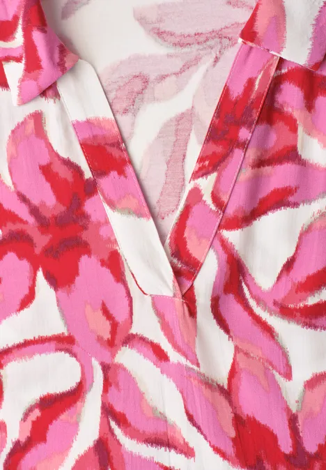 Witte V-hals met roze-rood aquarel bloemenpatroon.