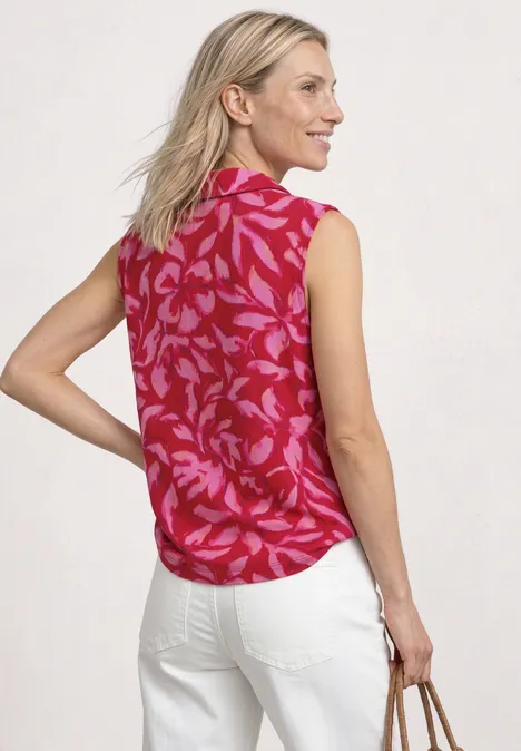 Top avec col fendu et mélange de structures salsa red Femme de dos portant un haut sans manches rouge à motif floral et un pantalon blanc