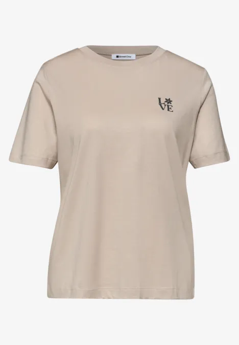 Beige T-Shirt mit Rundhalsausschnitt und kleinem, schwarzem Brustlogo.