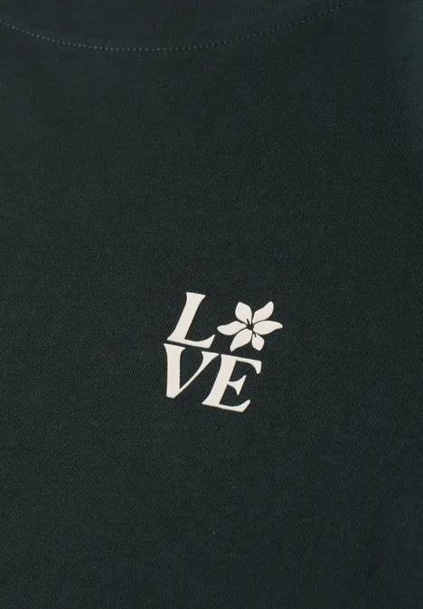 Schwarzes T-Shirt mit weißem LOVE-Schriftzug, das 'O' als Blume