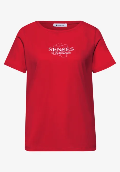 Rotes T-Shirt mit weißem SENSES-Schriftzug auf der Brust.