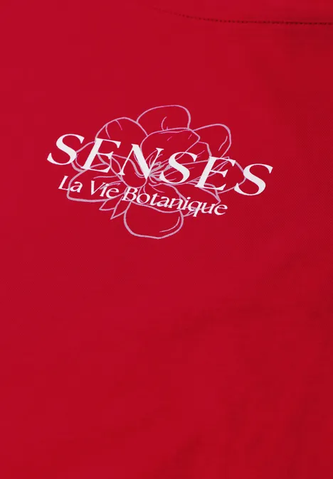 Rotes T-Shirt mit weißem Aufdruck 'SENSES La vie Botanique' und floralem Linienmotiv.
