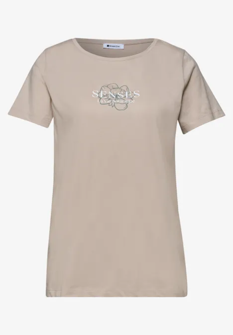 Beige T-shirt met gecentreerd logo.