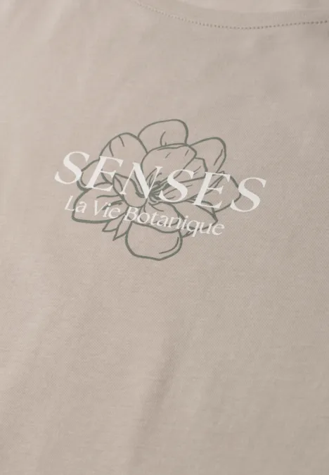Beige T-shirt met verfijnde bloemenillustratie en tekst 'SENSES La Vie Boutique'.