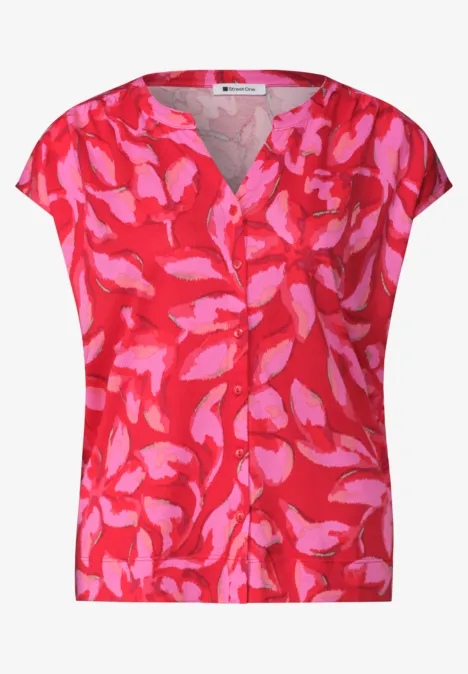 Rote Damenbluse mit pinken, abstrakten Blumenmustern und V-Ausschnitt, kurzärmelig, sommerlich.