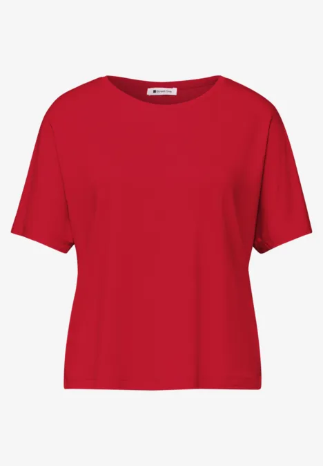 Een effen rood T-shirt met korte mouwen tegen een witte achtergrond.