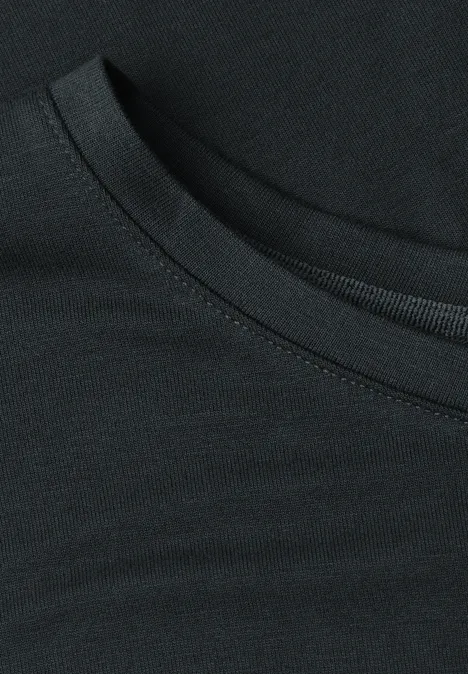 Zwarte ronde T-hals met zichtbare stiksels en fijne stoftextuur.