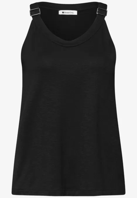 Zwart mouwloos topje met brede bandjes en zilveren gespen.