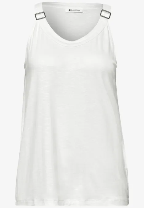 Witte mouwloze damestop met V-hals en zilverkleurige ringgespen op de bandjes.