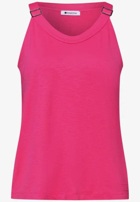 Mouwloos felroze topje met verstelbare bandjes en vierkante metalen gespen.