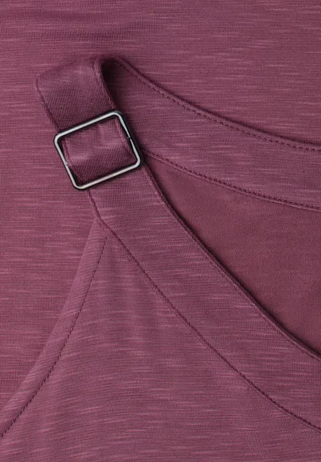 Nahaufnahme eines fliederfarbenen Top-Trägers mit verstellbarem silbernem Schieber