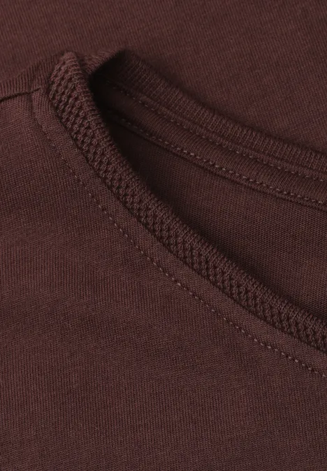 Nahaufnahme eines braunen T-Shirts mit Rundhalsausschnitt und sichtbarer Ziernaht