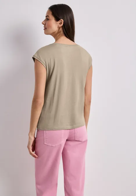 Shirt mit Boatneck und Deko-Detail timeless beige Frau von hinten in beigem Top und rosa Hose vor weißem Hintergrund.