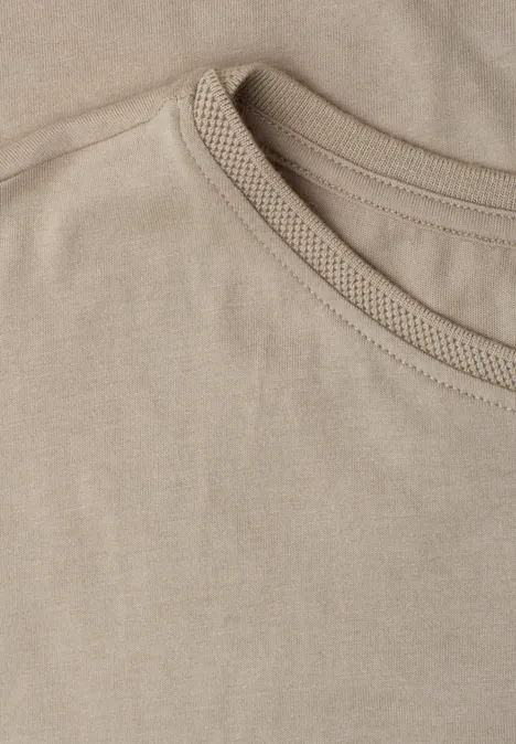 Shirt mit Boatneck und Deko-Detail timeless beige Nahaufnahme eines beigen T-Shirt-Ausschnitts mit sichtbarer Naht.
