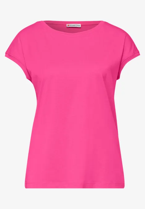 Ein schlichtes pinkes T-Shirt mit kurzen Ärmeln und rundem Ausschnitt.