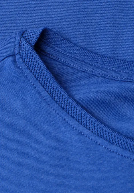 Close-up van de blauwe t-shirt halslijn van zacht materiaal