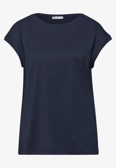 Ein schlichtes dunkelblaues T-Shirt mit überschnittenen Schultern und rundem Ausschnitt.