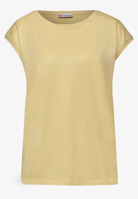 Ein schlichtes, gelbes Damenshirt ohne Muster