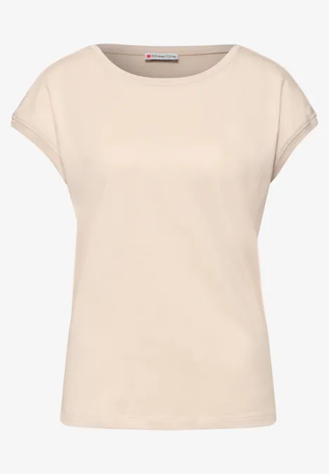 Een effen lichtbeige dames-T-shirt met korte mouwen en een ronde hals.