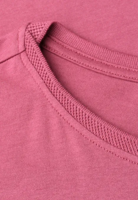 close-up van een roze t-shirt met ronde hals.