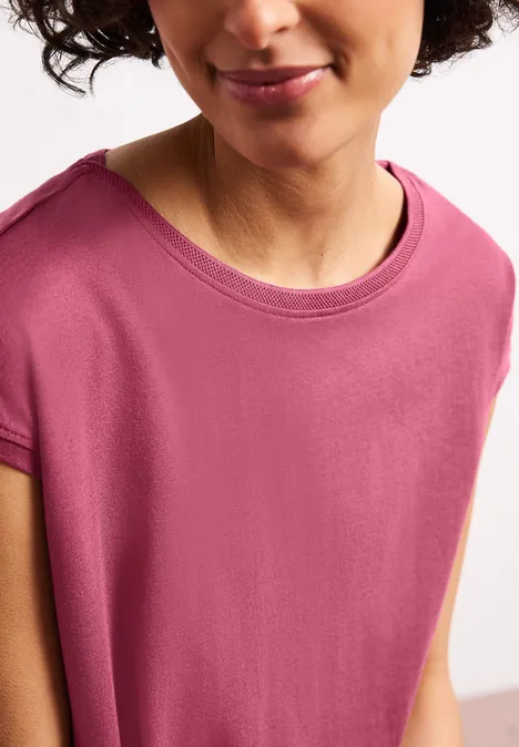 Vrouwentorso in een mouwloze roze top