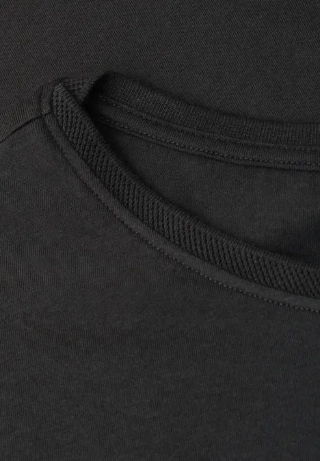 Zwart T-shirt met geribbelde ronde hals, close-up van de kraag.