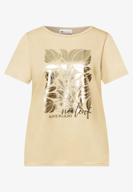 Beige T-shirt met goudkleurige bladprint en subtiele tekst.