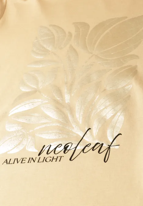 Gouden achtergrond met subtiel reliëf van bladeren en tekst 'neo/leaf ALIVE IN LIGHT'