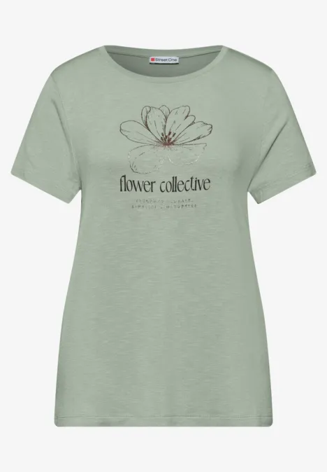 Grünes T-Shirt mit filigraner Blumenillustration und Schriftzug 'flower collective'.