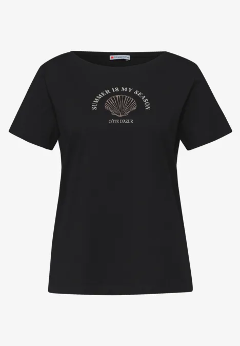 Zwart T-shirt met tekst “POWER IS MY ADDICTION”, halter-afbeelding en opschrift “LONG BEACH”.