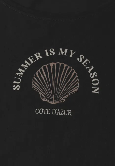 Zwart shirt met schelpenillustratie en de tekst "SUMMER IS MY SEASON – CÔTE D'AZUR".