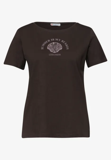 Dunkles T-Shirt mit rosafarbenem Muschel-Print und Slogan auf der Brust.