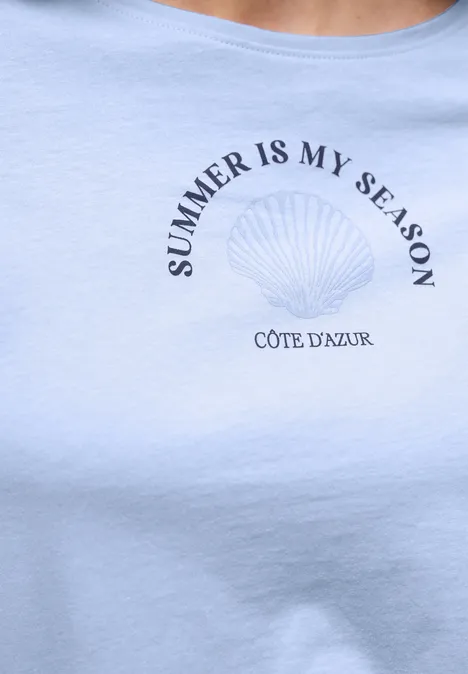 Shirt met schelpenprint cashmere blue Lichtblauw T-shirt met schelpmotief en tekst "SUMMER IS MY SEASON" en "CÔTE D'AZUR".