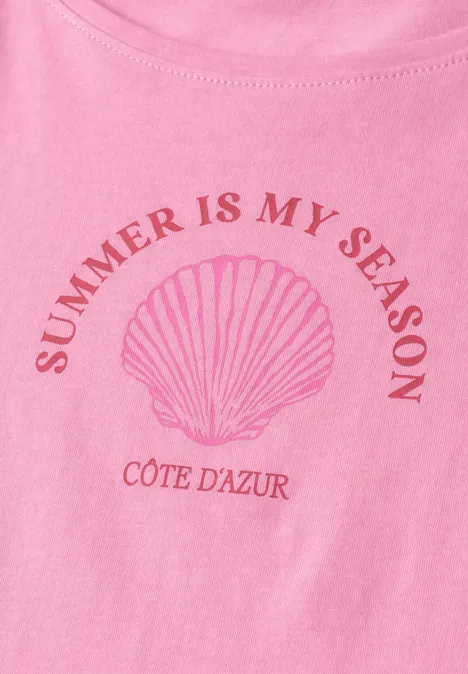 Roze shirt met schelp-illustratie en tekst 'SUMMER IS MY SEASON' en 'CÔTE D'AZUR'.