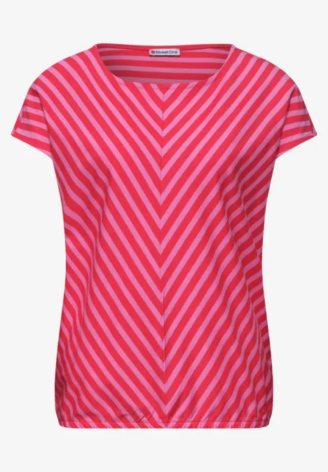 Ein pinkes T-Shirt mit diagonalen Streifen, die in der Mitte ein V-Muster bilden.