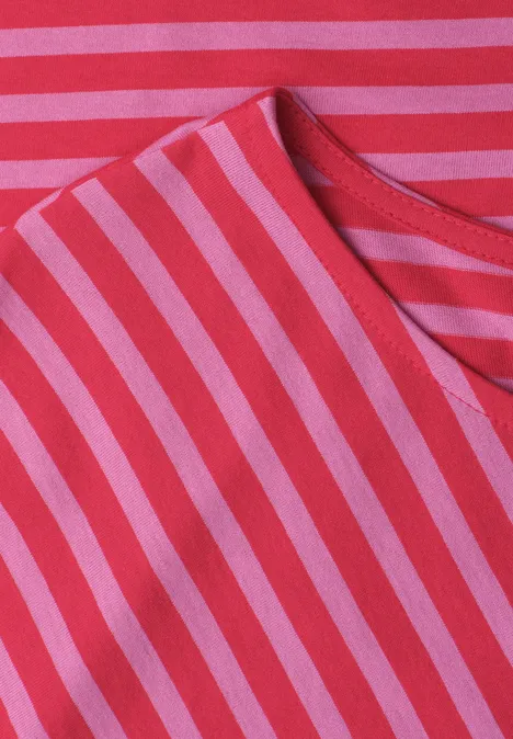 Rotes Shirt mit hellrosa Querstreifen und rundem Ausschnitt