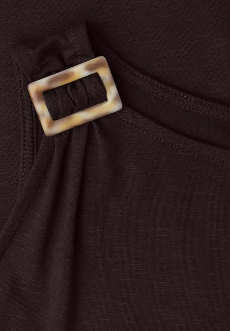 Schwarzer Stoff mit schmalem Riemen und rechteckiger, beige marmorierter Schnalle aus Kunststoff.