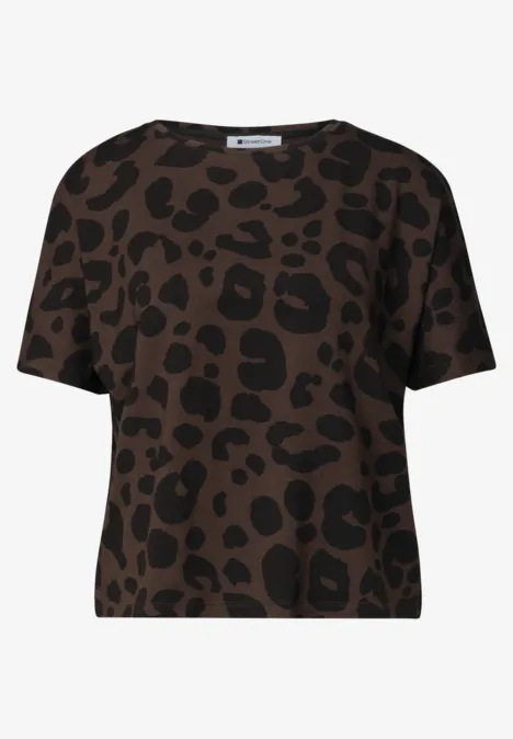 Bruin, kort mouw T-shirt met onregelmatig zwart vlekkenpatroon.