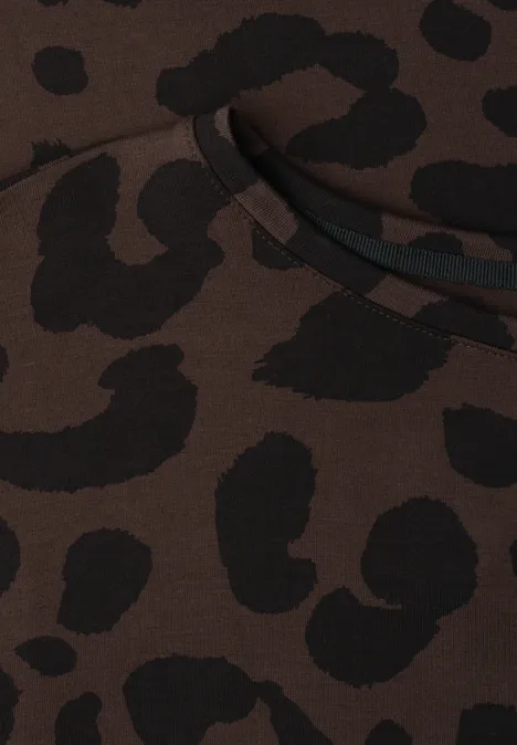 Close-up van een bruine trui met donker luipaardprint en zak