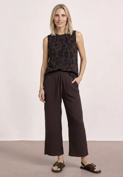 Top mit Rundhals und Zebra-Print molten earth Frau trägt ärmelloses Leo-Top, weite Hose und Sandalen